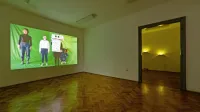 Neža Knez  v Hiši kulture predstavlja medijske instalacije, s 
katerimi raziskuje prehajanje meja med umetnostjo in vsakdanjim 
življenjem. 