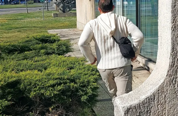 Borut  Banfi  se  je  po  četrtkovi    seji  na višjem  sodišču     izognil  
novinarskim  fotoaparatom  in  je  dobesedno  stekel   stran. 