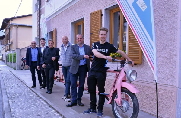 Jan Tratnik (desno) včeraj v Kobaridu z gostitelji in organizatorji 
slovenskega dela etape kolesarske dirke po Italiji.  