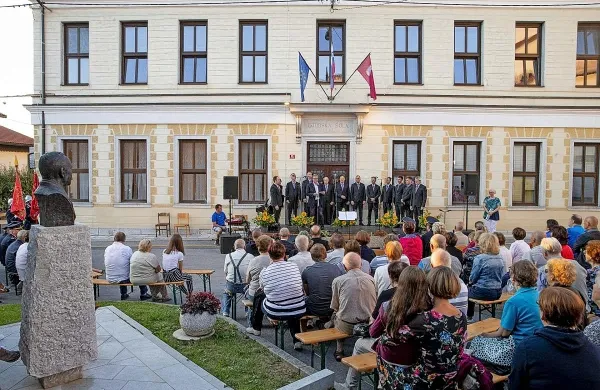 Stara slavinska šola je center dogajanja in ponos Slavine ter bližnjih vasi.