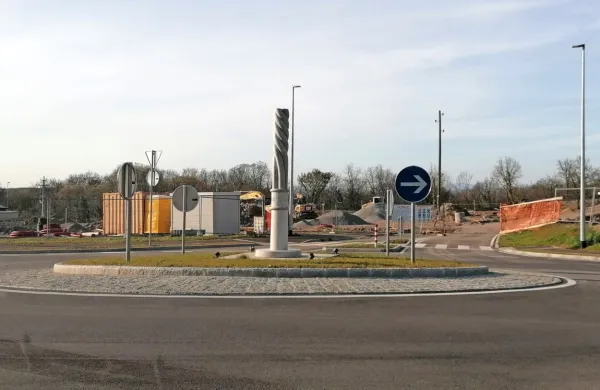 Skulptura, ki krasi krožišče v Opatjem selu je delo domačina 
Milovana Valiča.