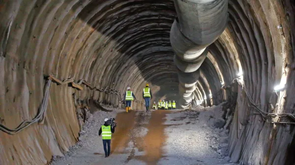 Delavci so do sedaj izkopali  3,3 kilometra predorskih cevi od skupno 37 kilometrov. V  predoru Lokev (na fotografiji) so 600 metrov globoko v glavni cevi in 400 metrov v servisni cevi. 