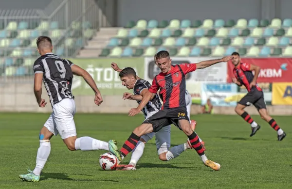 Ajdovci (v rdeče-črnih dresih) in Biljenci so se jeseni razšli z 
neodločenim izidom 2:2. Kako bo danes?