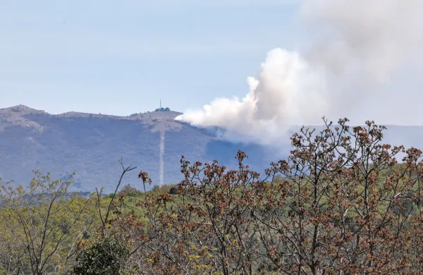 Gost  dim  s  pobočja  Slavnika  je  bil  viden  daleč  naokoli.  