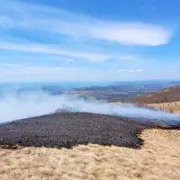 Ogenj  se  je  po  prvi  grobi  oceni  razširil   na  2,5  hektarja  travnate  
površine,  a   bo      po    pregledu  gozdarjev   površina  zagotovo  večja.  