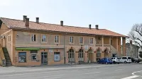 

Komenski zadružni dom je skoraj edini, ki je bil  dosledno izveden 
po arhitekturnih načrtih in opremljen z umetniškimi deli.

 

