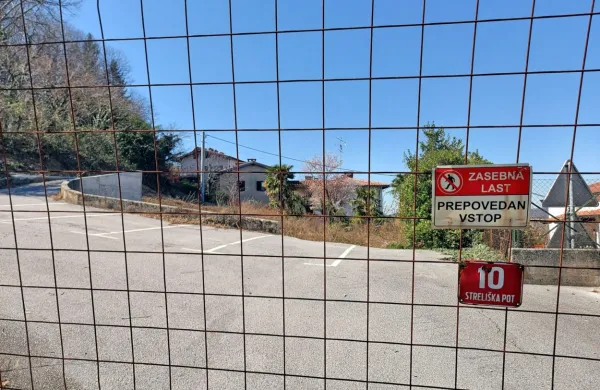 Lani so podrli star objekt na Streliški 10, na njegovem mestu 
nameravajo graditi 11 stanovanj. Zaradi pritožbe sosedov upravna 
enota še ni odločila, Jan si obeta, da bi letos le začeli graditi. 