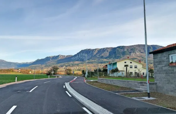 Občina je med Vipavo in Vrhpoljem obnovila približno pol 
kilometra dolg odsek občinske ceste in ob njej uredila kolesarsko   
in pešpot. 