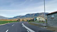 Občina je med Vipavo in Vrhpoljem obnovila približno pol 
kilometra dolg odsek občinske ceste in ob njej uredila kolesarsko   
in pešpot. 