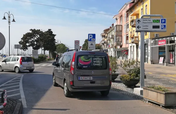 Z informacijskimi tablami, na katerih je tudi število prostih parkirnih 
mest, naj bi    zmanjšali  nezadovoljstvo zaradi parkirnih zagat.
