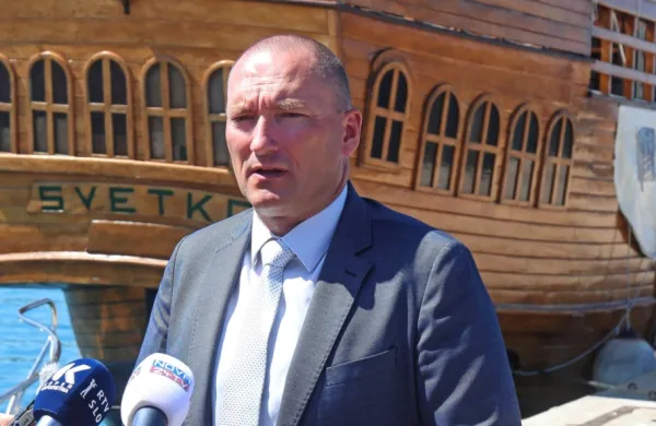 Podgor&scaron;ek po aferi s plačilom nastanitve v Bohinju odstopil
