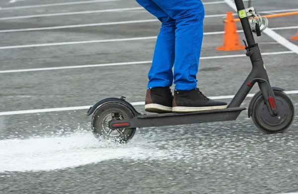 Kolesa e-skirojev so majhna in občutljiva na razne neravnine 
(razpoke na vozni površini, dvignjene dele na vozni površini) in 
ovire na vozni površini (kamenje in podobno).