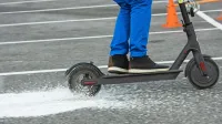 Kolesa e-skirojev so majhna in občutljiva na razne neravnine 
(razpoke na vozni površini, dvignjene dele na vozni površini) in 
ovire na vozni površini (kamenje in podobno).
