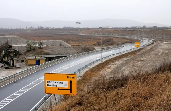 V krožišču na koncu vrtojbenske obvoznice je v torek voznik 
tovornega vozila trčil v avto 47-letnega voznika. 