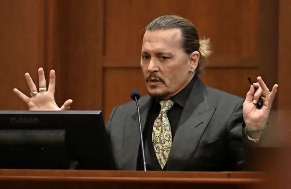 “Nikoli nisem prišel do točke, ko bi udaril gospodično Heard ali katero 
koli drugo žensko,” se je obtožb o domačem nasilju pod zaprisego 
branil Johhny Depp.