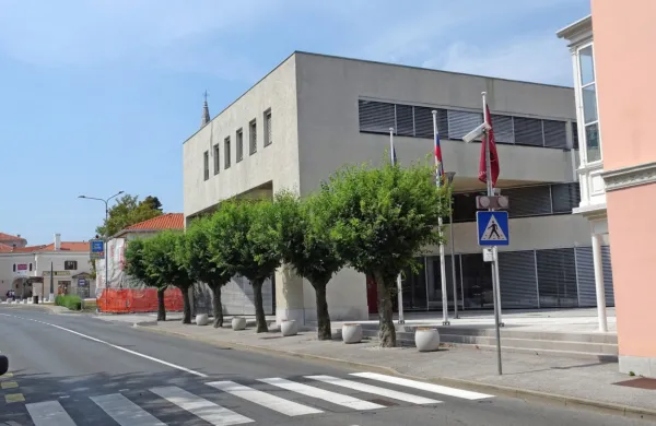 Na sežanski upravni enoti bodo začasno povečali obseg uradnih ur 
za stranke. 
