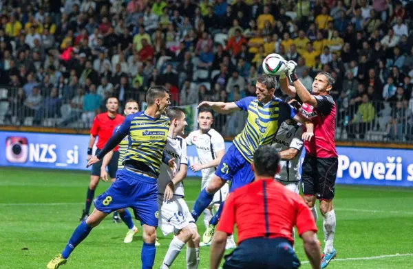 Pred sedmimi leti sta se na Bonifiki Koper (v rumeno-modri 
opremi) in Celje merila v pokalnem finalu, v katerem so z 2:0 slavili 
domačini.