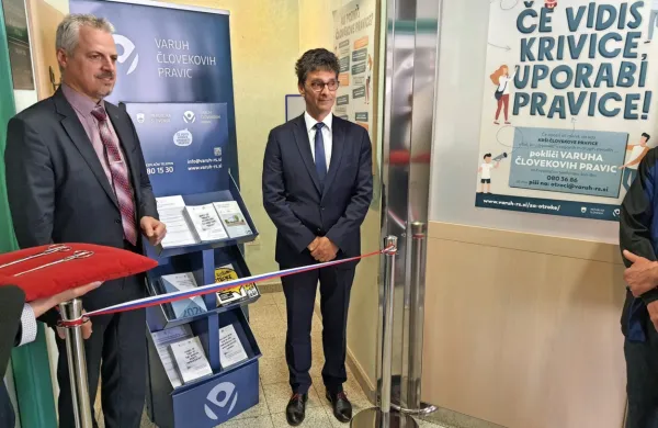 Varuhov kotiček sta slovesno predala v uporabo pivški župan Robert Smrdelj in varuh Peter Svetina.