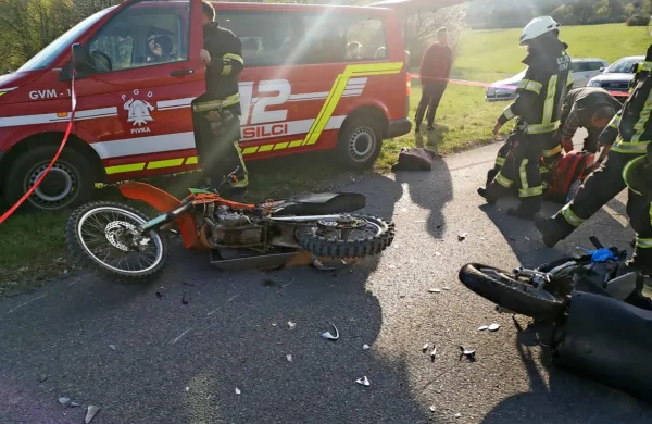 Na cesti med Kalom in Neverkami sta v ponedeljek za kratek čas obležala motorista in njuna motorja. 