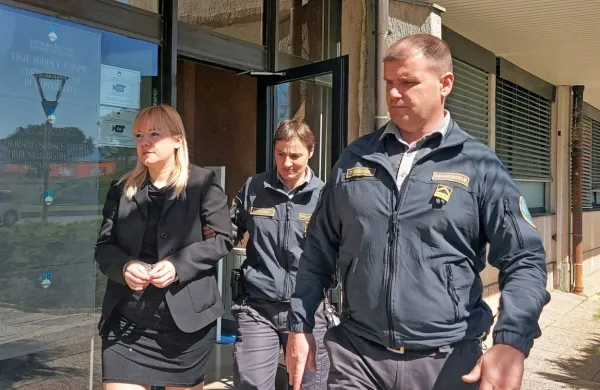  Maja  Tripar     ni komentirala  odločitve  senata,   ki  je     brez  dvoma  
ugotovil, da    je   pred  letom  dni  prav  ona  ubila  svojo  babico.