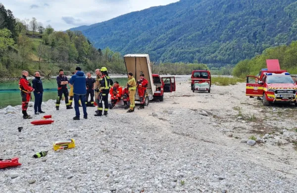 V intervenciji so sodelovali prostovoljni gasilci iz Kobarida, Bovca 
in Tolmina ter strokovnjaki iz podjetja TKK. Vodja intervencije je 
bil Marko Trebše iz gasilske enote podjetja TKK Srpenica.