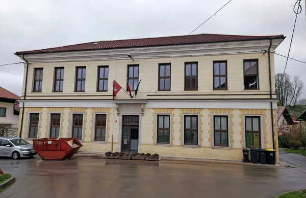 Velik del stare šole v Slavini bodo preuredili v sodobno bivališče za osirotele otroke iz Ukrajine. 