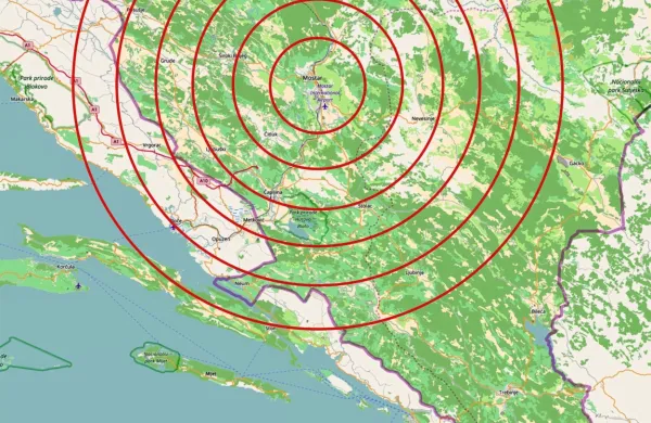 Epicenter je bil pri manjšem kraju Stolac na globini petih kilometrov. Čutili so ga ljudje v širši regiji, celo na jugu Italije in v Avstriji ter tudi v Sloveniji.