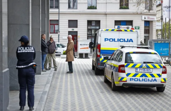 Ker se niso odzvali na pozive direktorja službe DVK Dušana Vučka, 
naj odidejo, ker ovirajo delo službe, so poklicali policijo.