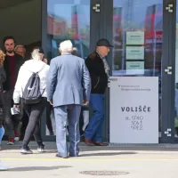 Pred voliščem na koprski Srednji tehniški šoli