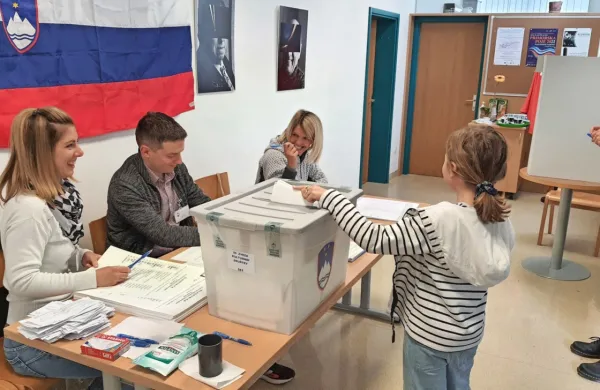 O tem, da so volitve pomembne, da je oddati svoj glas državljanska pravica, a tudi dolžnost, so nekateri starši svoje otroke učili 
tudi tako, da so lahko ti oddali njihovo glasovnico v volilno 
skrinjico.

