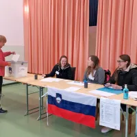 Na volišču Stara šola na Planini se je največ ljudi zbralo po 
nedeljski maši. 