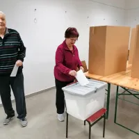  Na volišču v spodnjih prostorih Hiše dobre volje v Mirnu je od 1217 
volilnih upravičencev do 9.45 svoj glas oddalo 160 ljudi, do 14. ure 
pa že približno 600. 200 jih je glasovalo predčasno. 200 jih je 
glasovalo predčasno.

