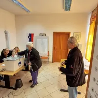 Od 67 vseh volilnih upravičencev  v najmanjšem volišču v občini 
Vipava je do 11. ure glasovalo 18 volilnih upravičencev. Svoj glas 
sta oddala tudi zakonca Abram.

