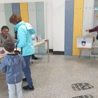 Na volišču v Osnovni šoli Milojke Štrukelj je bilo mogoče svoj glas 
oddati kar na šolskem hodniku. Udeležba je bila po zagotovilih 
ekipe volišča dopoldne nekoliko boljša kot pred štirimi leti.

