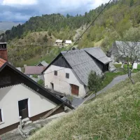 V odmaknjenih Jagrščah s 27 volilci v imeniku so volišče nekaj po 
11. uri ob polni udeležbi zaprli. V sosednjih Policah, s 16 volilci v 
imeniku najmanjšem volišču v Sloveniji, pa so potrebovali nekaj 
več časa.