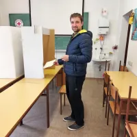 Igor Šturm  priznava, da ni redni volilec in dodaja: 'Sem se odločil, 
da ja pa moram it volit, ker  tokrat gre pa zares ...
