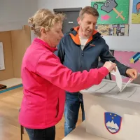 Z volišča v Ozeljanu