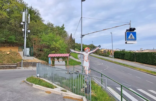 Pred dnevi so  ob vhodu na parkirišče pri cerkvi na Markovcu 
postavili Telemachovo bazno postajo. 