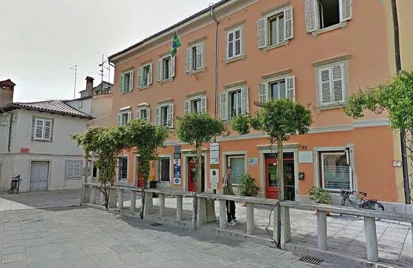 Dva manjša občinska prostora sta na voljo za najem na naslovu 
Gortanov trg 14 in 15.