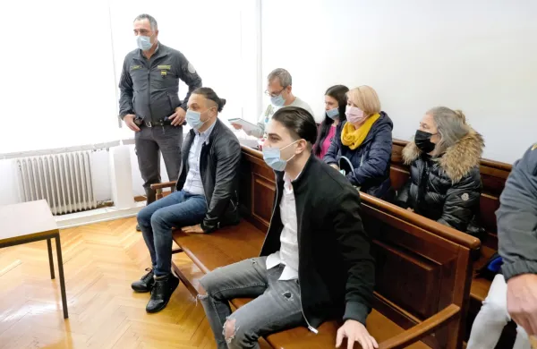 Do konca oktobra lani sta  bila Omer Ferari in Riccardo Čizmić (desno) za slovenske organe pregona nedosegljiva, prijeli so ju na  Madžarskem. 
Od izročitve  Sloveniji  sta v  priporu v Solkanu.