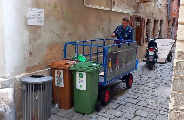 Z uporabo vozičkov za odpadke naj bi bil Piran čistejši. 