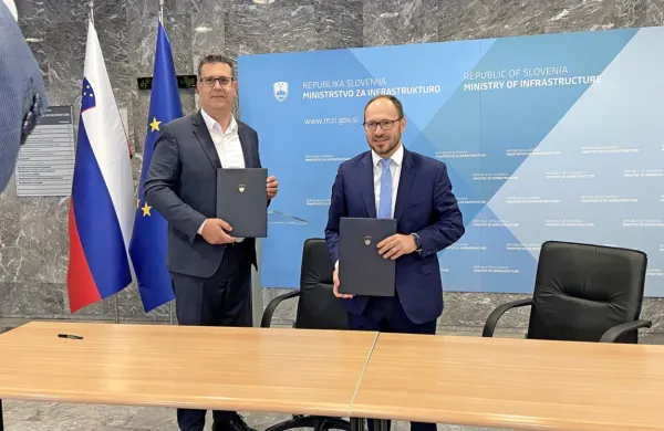 Župan Bržan in minister Vrtovec ob podpisu pogodbe o poravnavi 
subvencij. 