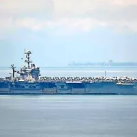 Foto: Damjan Balbi USS Harry S. Truman privablja poglede pred Trstom. V mestu bo zamenjala del posadke.