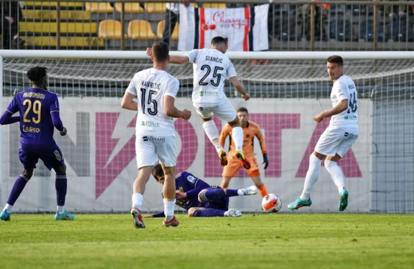 Dino Stančič (v skoku) je Sežance popeljal v  vodstvo, ki pa jim na 
koncu ni obrodilo sadov.