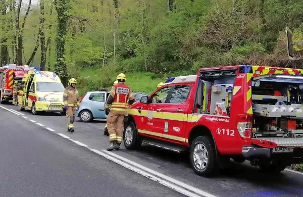 Pri kobariški ribogojnici se je v soboto poškodovala voznica.