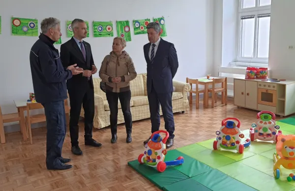 Prostore si je pred prihodom ukrajinskih otrok v spremstvu regijskega poveljnika civilne zaščite za 
Notranjsko Sandija Curka in postojnskega župana Igorja Marentiča  ogledal minister Janez Cigler Kralj. 