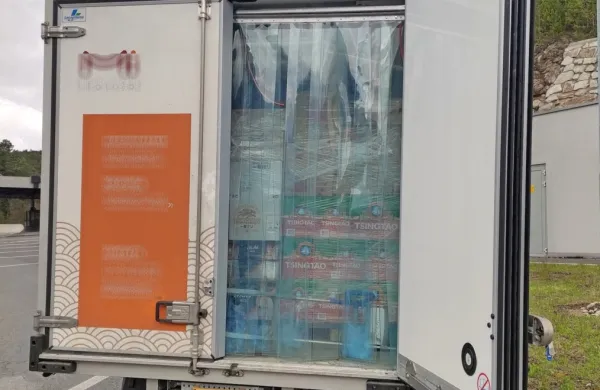 Policist je takoj posumil, da je vozilo pretežko in odredil  tehtanje,  
tehtnica  pa  je  pokazala kar 7,06 ton. Foto: PU Koper