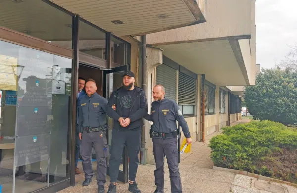 Nizozemec  Brian Johannes A. Boerkamp  je  v  koprskem  priporu  od  lanskega   julija,    ko  so  ga  policisti  prijeli  po   napadu, ki se  je zgodil  v  Portorožu  
in  v  katerem  je   makedonski državljan   utrpel     vbodni  rani.   