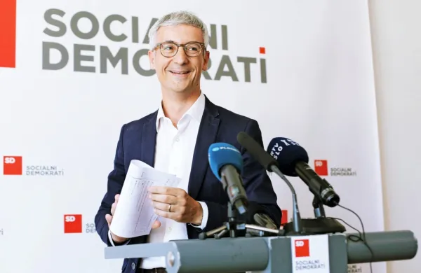 Na vprašanje ali bi morala odstopiti tudi Tanja Fajon, Pikalo ne 
odgovarja