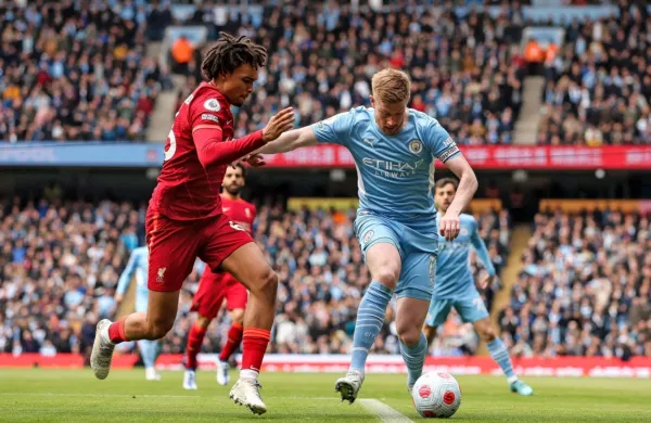 Manchester City (v modrih dresih) bo nocoj gostil Real, Liverpool 
pa jutri Villareal. 